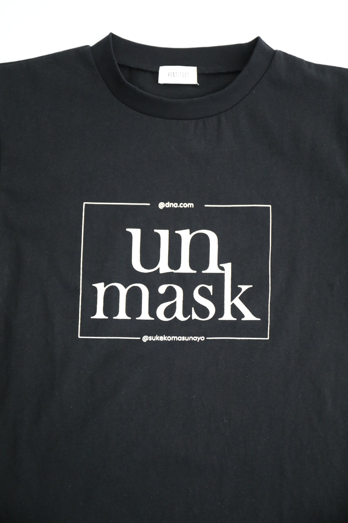 アンマスクユニセックスTシャツ