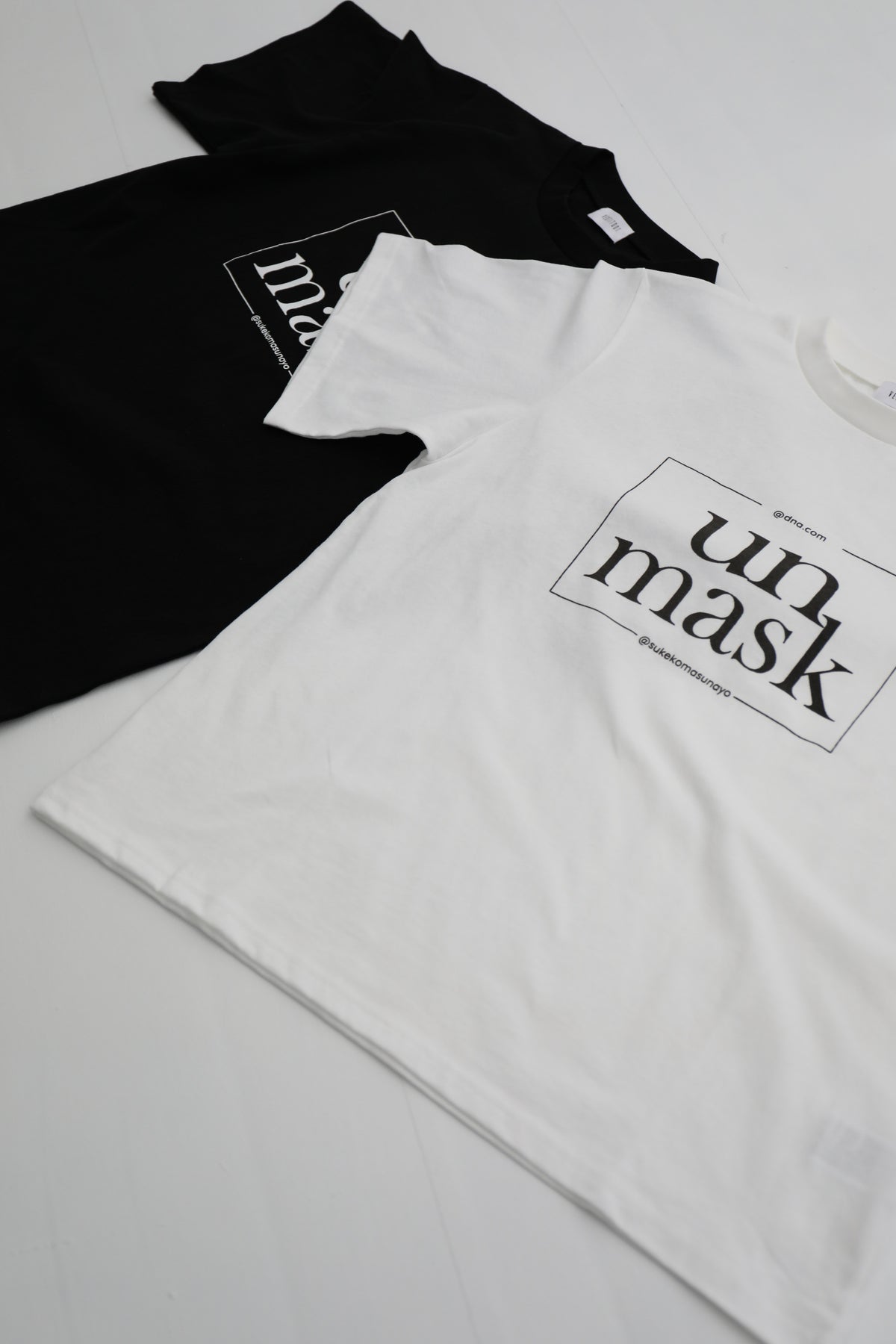 アンマスクユニセックスTシャツ