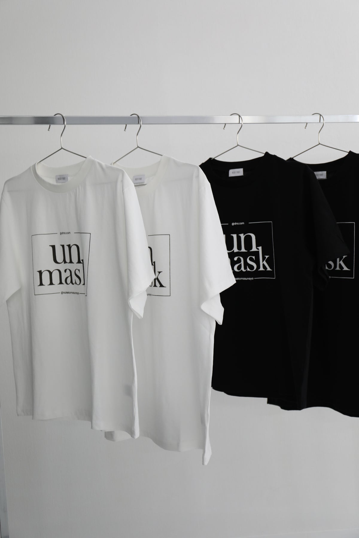 アンマスクユニセックスTシャツ