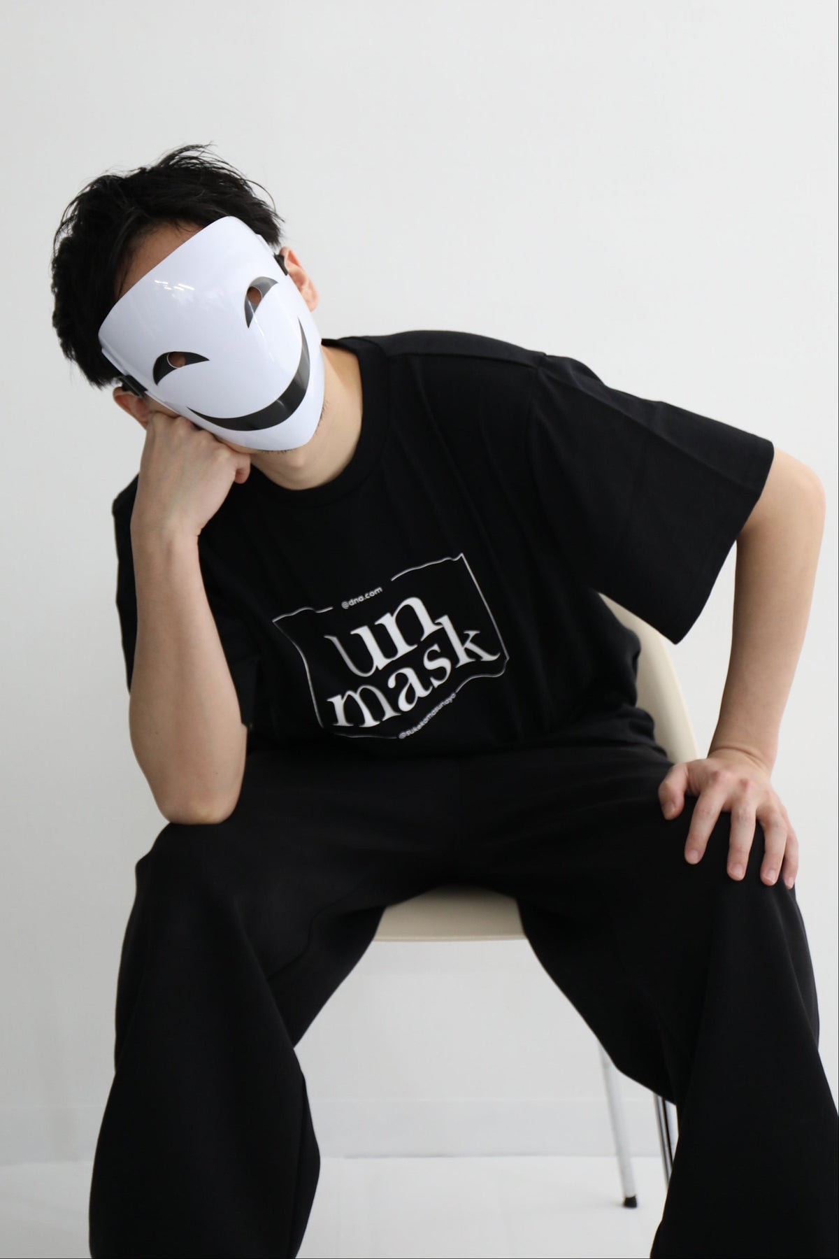 アンマスクユニセックスTシャツ